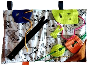 KSIĄŻECZKA SENSORYCZNO-MANIPULACYJNA. RADOSNE..